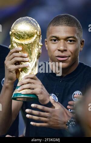 PSG Kylian Mbappe detiene il trofeo mondiale prima della partita di calcio L1 del campionato francese tra Parigi Saint-Germain (PSG) e Caen il 12 agosto 2018 al Parc des Princes, Parigi, Francia - Photo Geoffroy Van der Hasselt/DPPI Foto Stock