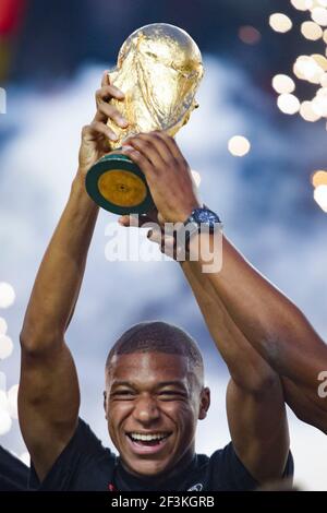 PSG Kylian Mbappe detiene il trofeo mondiale prima della partita di calcio L1 del campionato francese tra Parigi Saint-Germain (PSG) e Caen il 12 agosto 2018 al Parc des Princes, Parigi, Francia - Photo Geoffroy Van der Hasselt/DPPI Foto Stock