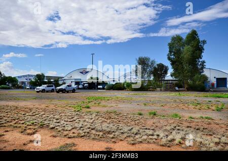 Alice Springs, NT, Australia - 20 novembre 2017: Hangar dall'organizzazione no-profit Royal Flying Doctor Service aka RFDS sull'aeroporto di Alice Springs Foto Stock