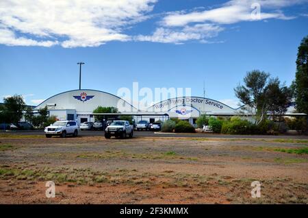 Alice Springs, NT, Australia - 20 novembre 2017: Hangar dall'organizzazione no-profit Royal Flying Doctor Service aka RFDS sull'aeroporto di Alice Springs Foto Stock