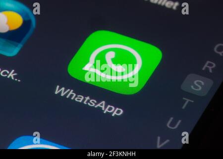 Bucarest, Romania - 13 dicembre 2020: Immagine editoriale di primo piano illustrativa dell'app mobile WhatsApp sullo schermo di uno smartphone. Foto Stock