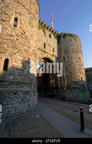 Landgate, parte del 14 ° secolo che circonda le mura della città, Rye, Sussex orientale, Inghilterra | NESSUNO | Foto Stock