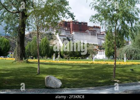 Palazzo e Piazza Potala, ex casa politica del Dali lama e principale punto di riferimento a Lhasa, Tibet, Cina | NESSUNO | Foto Stock