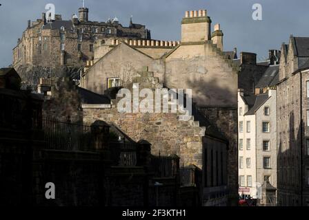 Castello di Edimburgo visto dal basso, Edimburgo, Scozia | NESSUNO | Foto Stock