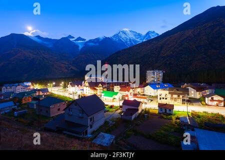 Vista panoramica aerea di Terskol. Terskol è un villaggio situato ai piedi del Monte Elbrus, la vetta più alta della montagna in Russia e in Europa. Foto Stock