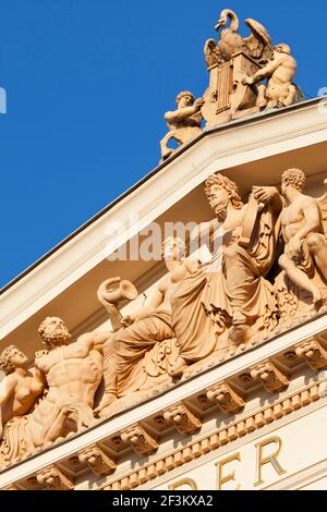 Statue di terracotta adornano la facciata principale superiore del Musikverein (1866-9), Karlsplatz, Vienna, Austria Foto Stock