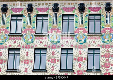 Facciata di una casa Jugendstil Majolikahaus (Majolica) al n° 40 Linke Wienzeile (1899), Vienna, Austria Foto Stock