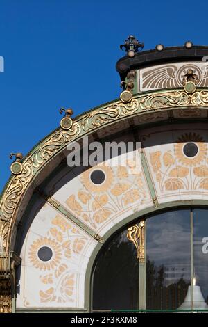 Motivi decorativi di girasole adornano la stazione ferroviaria metropolitana del Padiglione Karlsplatz (1898), Vienna, Austria Foto Stock