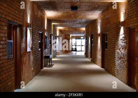 Coober Pedy, SA, Australia - 12 novembre 2017: All'interno dell'hotel sotterraneo costruito in rocce - tipo tradizionale di vita nel villaggio nell'entroterra Foto Stock