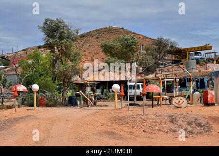 Coober Pedy, SA, Australia - 13 novembre 2017: Attrezzature minerarie e decorazioni a casa costruita nella roccia nel villaggio opale in Australia del Sud Foto Stock