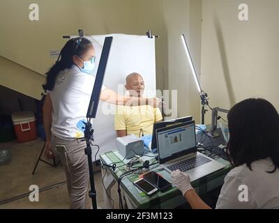 Bais, Filippine. 17 Marzo 2021. PSA inizia il passaggio 2 della registrazione nazionale di identità a Bais City, Filippine, il 17 marzo 2021. Il passaggio 2 inizia oggi il graduale lancio del PSA Philippine Identification System. Il sindaco di Bais, Mercy T. Goñi, guida Baisanon nella registrazione del sistema di identificazione filippino (PhilSys). La carta d'identità filippina (PhilID) è un documento d'identità rilasciato dal governo e una prova d'identità. (Foto di Joseph C. Ceriales/Pacific Press/Sipa USA) Credit: Sipa USA/Alamy Live News Foto Stock