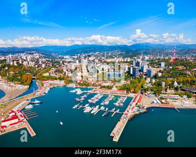 Porto di Sochi e spiaggia vista panoramica aerea a Sochi. Sochi è la città turistica lungo il Mar Nero in Russia. Foto Stock