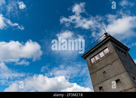 Neu Bleckede, Germania. 17 Marzo 2021. Le nuvole passano sopra una torre di guardia delle ex truppe di confine della RDT sulle rive dell'Elba, mentre le nuvole si riflettono nei vetri della torre. Credit: Philippe Schulze/dpa/Alamy Live News Foto Stock