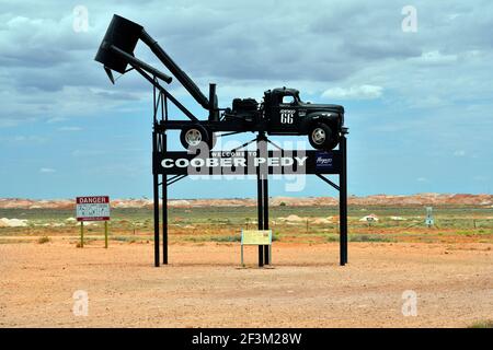 Coober Pedy, SA, Australia - 13 Novembre 2017: Le attrezzature minerarie chiamato soffiante come punto di riferimento nel villaggio di opale in Sud Australia outback Foto Stock