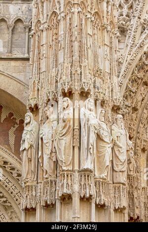 Architettura particolare della cattedrale gotica ornata di Rouen, Francia, con statue di santi, archi e guglie Foto Stock