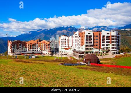 Edifici nel villaggio montano dell'Altopiano Rosa. L'altopiano di Rose e Roza Khutor sono stazioni sciistiche alpine nei pressi della città di Krasnaya Polyana nella regione di Sochi, in Russia. Foto Stock