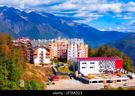 Edifici nel villaggio montano dell'Altopiano Rosa. L'altopiano di Rose e Roza Khutor sono stazioni sciistiche alpine nei pressi della città di Krasnaya Polyana nella regione di Sochi, in Russia. Foto Stock