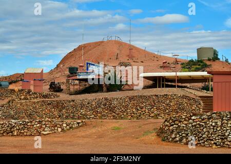 Coober Pedy, SA, Australia - 14 novembre 2017: Grotta sotterranea e negozio costruito in collina nel villaggio nel sud Australiani Outback Foto Stock