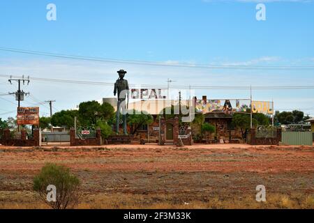 Coober Pedy, SA, Australia - 14 Novembre 2017: il minatore scultura e negozio di opal e gioielli nel villaggio outback in Sud Australia Foto Stock