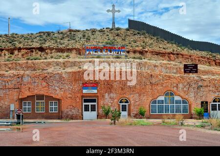 Coober Pedy, SA, Australia - 14 novembre 2017: Chiesa sotterranea serba nel villaggio minerario opale in Australia del Sud Foto Stock