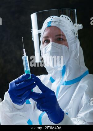 medico/infermiere che indossa dispositivi di protezione individuale e contiene siringa di corona/covid-19 Vaccino in laboratorio/ospedale (CTK Photo/Vojtech Vlk) Foto Stock