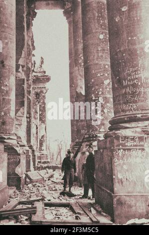 Foto d'archivio degli americani vedere bomba danni agli edifici del Reichstag a Berlino. 1945 Foto Stock