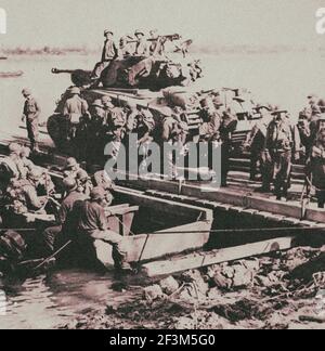 Foto d'archivio della terza truppe dell'Esercito degli Stati Uniti si incrociano verso la riva orientale del Reno, 23 marzo 1945 Foto Stock