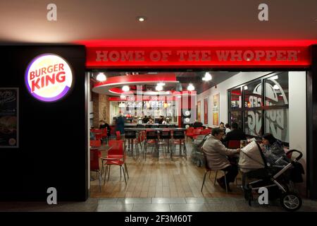 Vista dal centro commerciale all'unità Burger King con i clienti Seduti ai tavoli | NESSUNO | Foto Stock