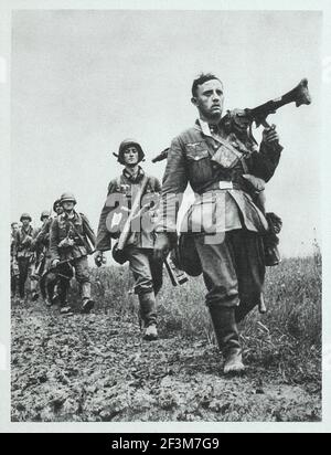 Periodo della seconda guerra mondiale dalle notizie della propaganda tedesca. Battaglia di Francia. Soldati tedeschi durante la marcia della vittoria in Francia. 1940 Foto Stock