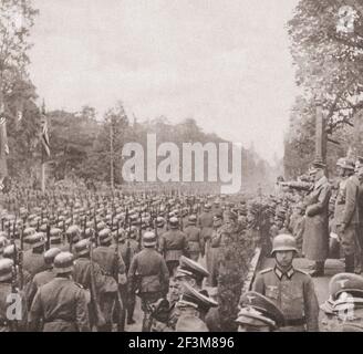 Periodo della seconda guerra mondiale dalle notizie della propaganda tedesca. Hitler partecipa a una sfilata di soldati Wehrmacht dopo la fine della campagna polacca. 1939 Foto Stock