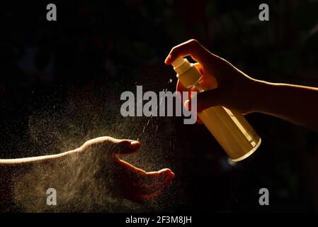 Disinfettante per le mani, proteggere il mondo da malattie o Covid-19 Concept, con sfondo scuro Foto Stock