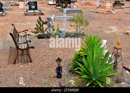 Coober Pedy, SA, Australia - 14 novembre 2017: Tombe sul cimitero pubblico nel villaggio minerario opale in Sud Australia Foto Stock