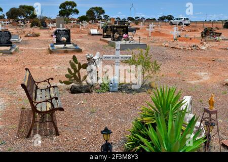 Coober Pedy, SA, Australia - 14 novembre 2017: Tombe sul cimitero pubblico nel villaggio minerario opale in Sud Australia Foto Stock