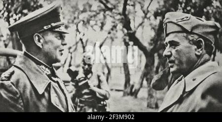 Periodo della seconda guerra mondiale dalle notizie della propaganda tedesca. 1941 i primi soldati di due potenze amichevoli: Il colonnello-generale von Kleist, comandante di un mot tedesco Foto Stock