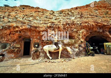 Coober Pedy, SA, Australia - 13 novembre 2017: Ingresso alla casa sotterranea del coccodrillo Harry con una collezione di arte, decorazioni e mezze cacofono Foto Stock