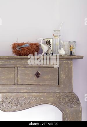 Primo piano di antico dresser in legno con ornamenti di uccelli in casa residenziale, Paesi Bassi. Foto Stock