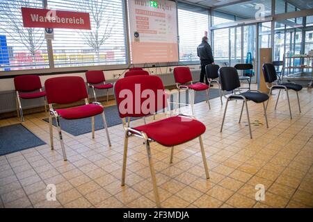 17 marzo 2021, Baviera, Fürstenfeldbruck: Un cartello con la scritta "zona d'attesa" è appeso al Coronavirus - Centro vaccinazioni Fürstenfeldbruck proprio all'ingresso. Il centro può continuare a vaccinare dopo che sono state programmate soprattutto seconde vaccinazioni con il vaccino di Biontech/Pfizer, in modo che l’operazione di vaccinazione possa continuare. Foto: Peter Kneffel/dpa Foto Stock