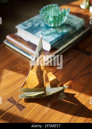 Primo piano di opere d'arte della barca a vela con la riflessione del sole, USA. Foto Stock