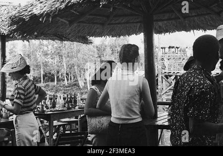 Caffetteria, Villaggio Indiano a Playa Giron (Baia dei suini), Cuba, Playa Giron (Cuba), Matanzas (Cuba), 1963. Dalla collezione di fotografie Deena Stryker. () Foto Stock