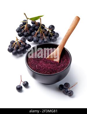 Aronia bacche e polvere su sfondo bianco Foto Stock