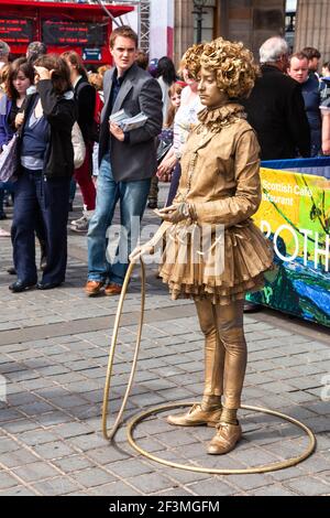 Edimburgo, Regno Unito - 9 agosto 2012: Il suonatore di strada si pone come una statua vivente durante il Fringe Festival, il festival artistico annuale più grande del mondo Foto Stock