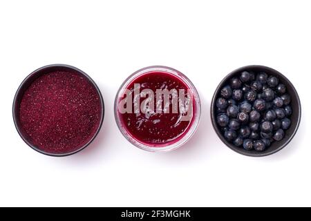 Bacche di Aronia fresche, polvere e marmellata su sfondo bianco Foto Stock
