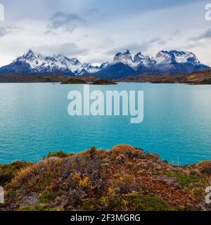 Parco Nazionale di Torres del Paine antenna vista panoramica. Torres del Paine è un parco nazionale che racchiude montagne, ghiacciai, laghi e fiumi in sud Foto Stock