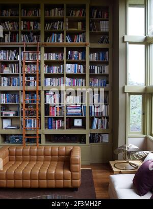 Libreria in studio con divano in pelle marrone in California casa, Stati  Uniti Foto stock - Alamy