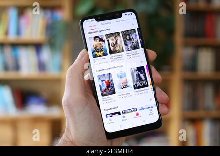 VARSAVIA, POLONIA - 29 GENNAIO 2021: Utente che naviga i film per il noleggio in video-on-demand Google Play servizio store su un sistema operativo Android, Xiaomi brand smart pho Foto Stock
