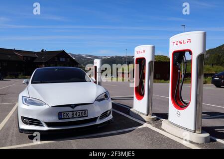 HOVDEN, NORVEGIA - 31 LUGLIO 2020: Auto elettriche Tesla Motors parcheggiate presso i caricatori di una stazione di ricarica Tesla nella città di montagna di Hovden, Norvegia. Foto Stock