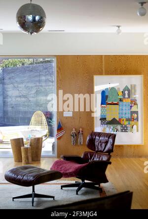 Sedia Eames in pelle nel soggiorno di casa USA Foto Stock