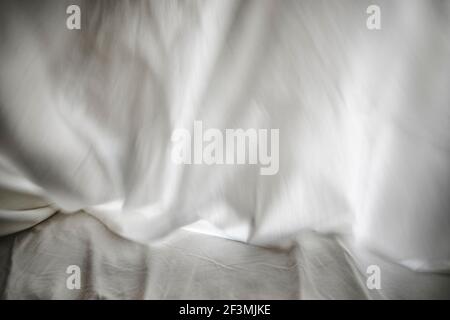 Primo piano delle lenzuola bianche grigie Foto Stock