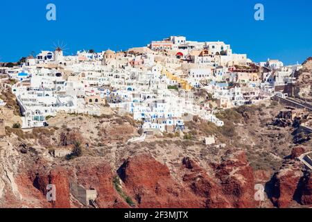 La cittadina di Oia antenna vista panoramica. Oia è situato sull isola di Santorini, Cicladi in Grecia Foto Stock