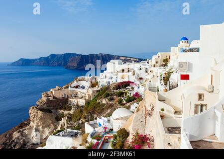 La cittadina di Oia antenna vista panoramica. Oia o Ia è una piccola città sull isola di Santorini nelle Cicladi Grecia. Foto Stock